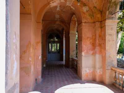 ...introdotto da un elegante loggiato ad archi...